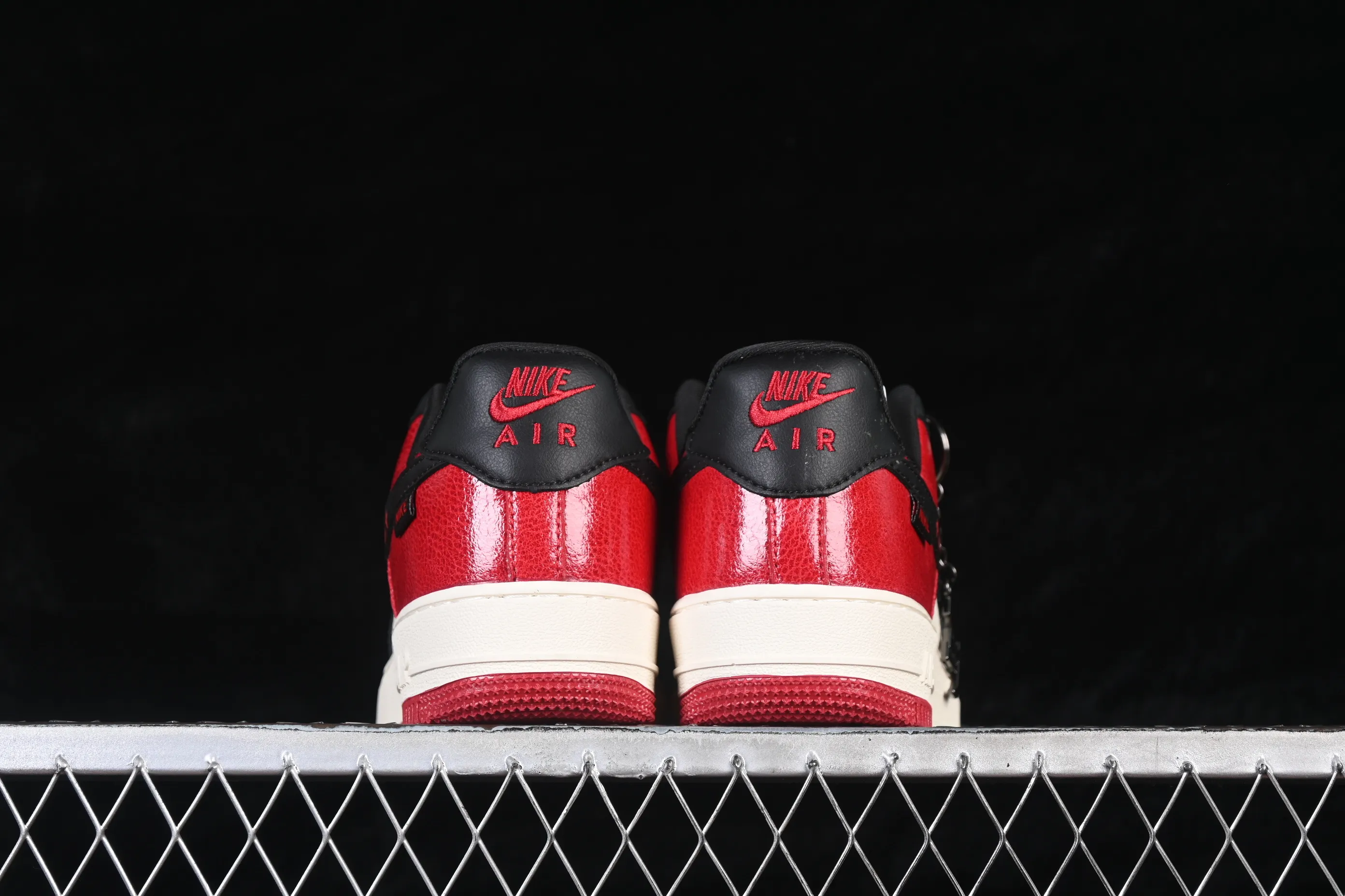 All categories Nk Air Force 1 Air Force series Nk Air Force 1 Low Air Force low-top Nike Air Force 1'07 Low limited edition red and black color matching Air Force 1 low-top casual sneakers KD1688-007